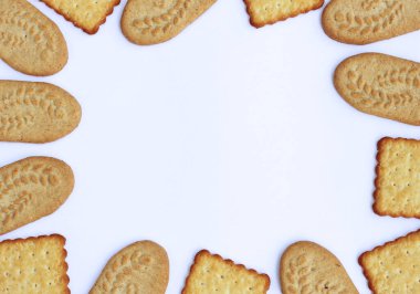 Beyaz arka planda farklı kurabiyeler. Üst görünüm.