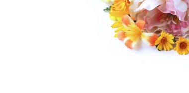 Beyaz arka planda sarı ve turuncu çiçeklerden oluşan zarif bir buket. Tebrik kartı için arkaplan.