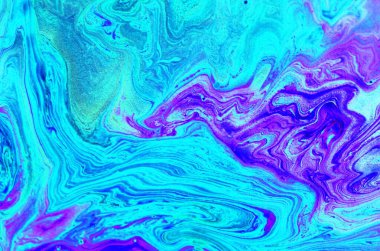 Soyut mor-mavi mermer arka plan. Akrilik boya serbestçe akar ve ilginç bir yapı yaratır. Doğal taşın renkli dokusu. Psikedelik biyomorfik arkaplan sanat tasarımı