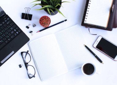 Bir iş adamının masası - bilgisayar, telefon, defter, gözlük.