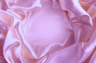 Güzel pileli pembe saten kumaş. İpek, saten, doğal kumaş. Doku, duvar kağıdı.