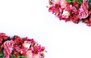 Beyaz arka planda bir buket pembe gül ve kırmızı alstroemeria çiçekli bir şenliktir. Tebrik kartları, selamlar, davetiyeler için arkaplan.