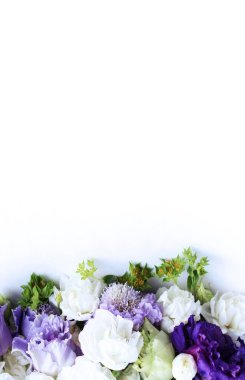 Beyaz arka planda beyaz ve leylak çiçekli şenlikli bir buket. Zarif çiçek aranjmanı. Tebrik kartları, selamlar, davetiyeler için arkaplan.