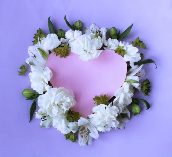 粉红的心形框架 白色的花在紫丁香的背景 春花布置 贺卡的背景 — 图库照片