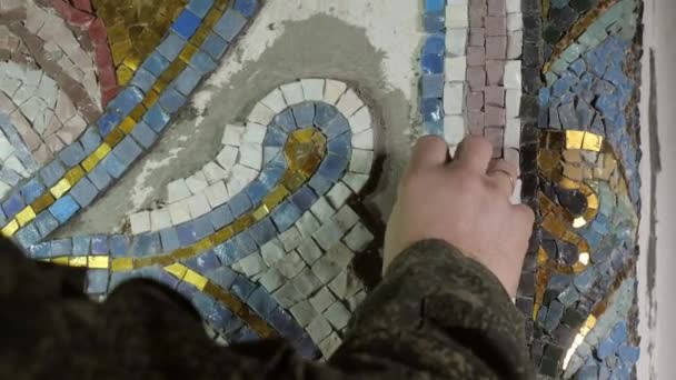 Studio craftspersoon corrigeert verticale rijen van keramisch mozaïek — Stockvideo