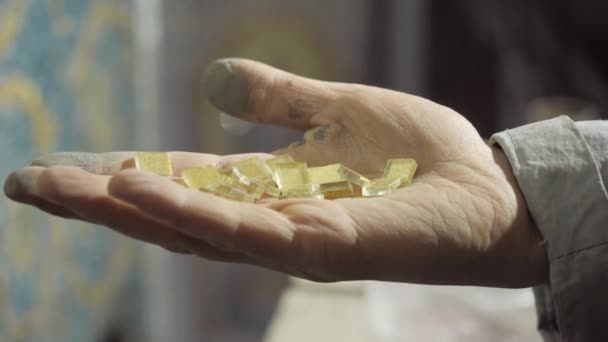 Ręka rzemieślnika studio pełna złotych szklanych mozaik — Wideo stockowe
