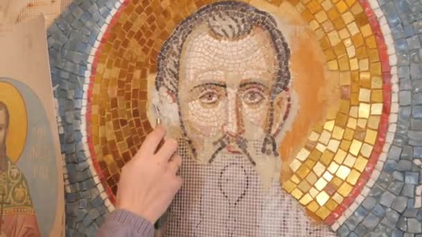 Вчитель наносить клей білої мозаїки за допомогою ножа з палітри — стокове відео