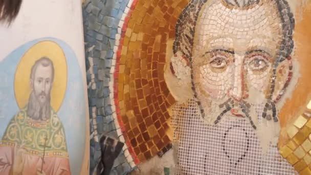 Craftsperson štěpí pečlivě mozaiky dlaždice pomocí fréz — Stock video