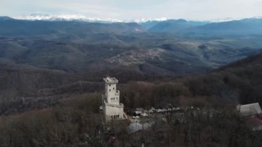 Baharda Akhun Dağı 'nda çıplak ormanlı bir gözetleme kulesi.