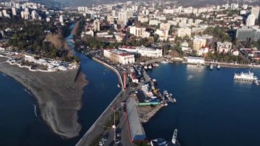 Uzun burunlu yol ve limanlı gemiler Soçi kıyısında.