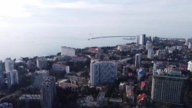 Sakin deniz kıyısındaki Sochi şehrinde çok katlı oteller.