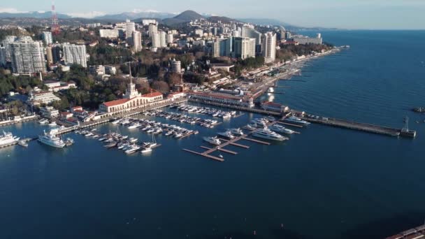 Port ze statkami miasta Soczi na wybrzeżu morza przed wzgórzami — Wideo stockowe