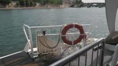 Sen Nehri boyunca giden teknenin rayı üzerinde dairesel bir can simidi.