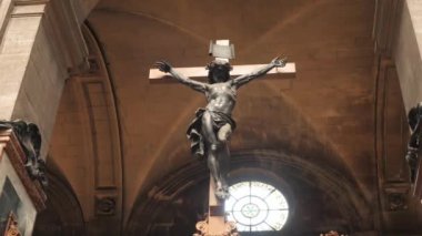 Aziz Sulpicius Kilisesi 'nin kubbe tavanında çarmıha gerilme