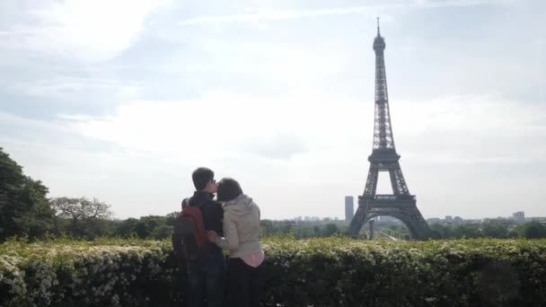 Kvinna med man tar bild av Eiffeltornet njuter resa — Stockvideo