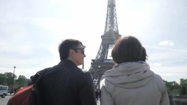 Paar spaziert über Platz zum hohen Eiffelturm in Paris — Stockvideo
