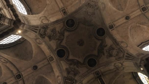 Antico soffitto a cupola con mosaico nella chiesa di San Sulpicio — Video Stock