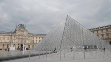 Ünlü cam piramit ve Louvre Müzesi 'nin boş girişi