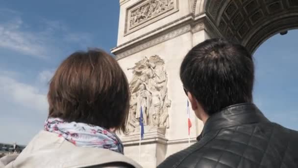 Mann und Frau betrachten Triumphbogen bei Flitterwochen in Paris — Stockvideo