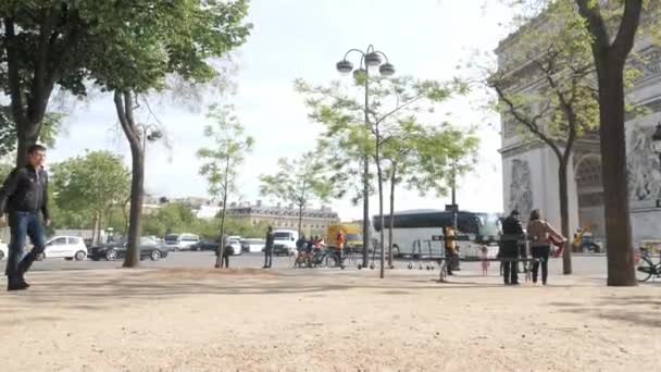 Allegro coppia di famiglie passeggiate lungo il parco vicino Triumphal arch — Video Stock