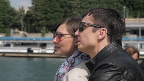 Mann und Frau mit Sonnenbrille umarmen Segler auf Touristenboot — Stockvideo