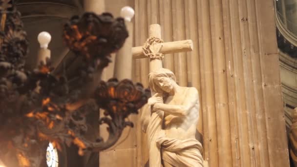 Estatua de Jesús sosteniendo la cruz en la Iglesia de San Sulpicio — Vídeos de Stock