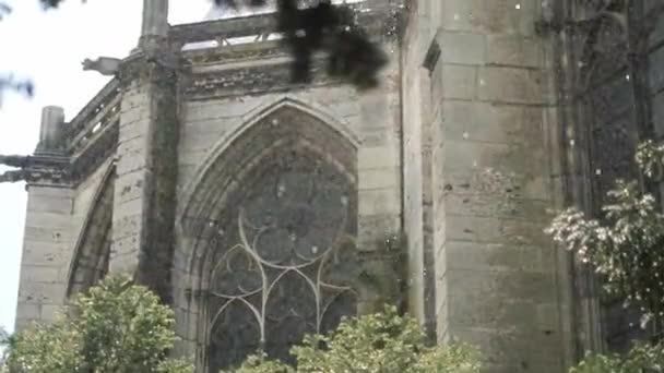 Catedral de Rouen Iglesia con ventanas de arco en día lluvioso — Vídeos de Stock