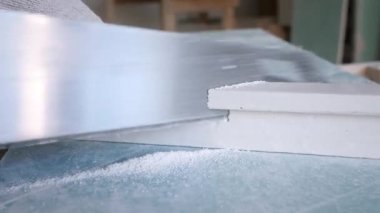 Tamirci, dekoratif korniş alçı işçiliğini masaya yapıştırdı.