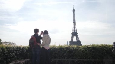 Eiffel Kulesi 'nin resmini çeken adam ve karısı yolculuktaydılar.