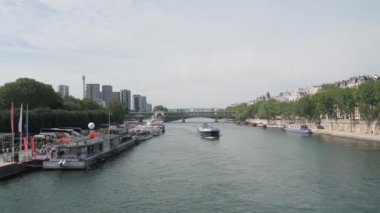 Turist gemisi Seine nehri boyunca insan taşıyor