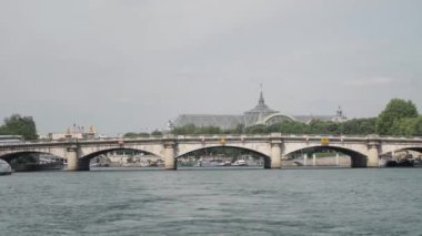 Seine 'den gelen eski Concord Köprüsü.