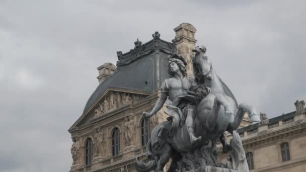 Ludvík XIV na soše koně poblíž slavného muzea Louvre detailní záběr — Stock video