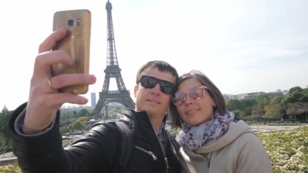 Familienpaar macht Selfie gegen Eiffelturm auf Reise — Stockvideo