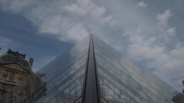 Mraky odrážející se po stranách pyramidy u vchodu do Louvru — Stock video