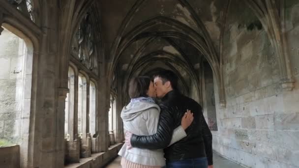 Bella coppia abbracci e baci nel passaggio della Cattedrale di Rouen — Video Stock