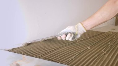 İnşaatçı döşeme için yere havan topu yerleştirdi.