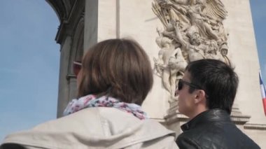 Turistler Paris 'in baharında Zafer Kemeri' nin keyfini çıkarıyorlar.