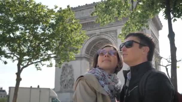 Happy family bénéficie d'un voyage de mariage près de l'arche de Triomphe — Video