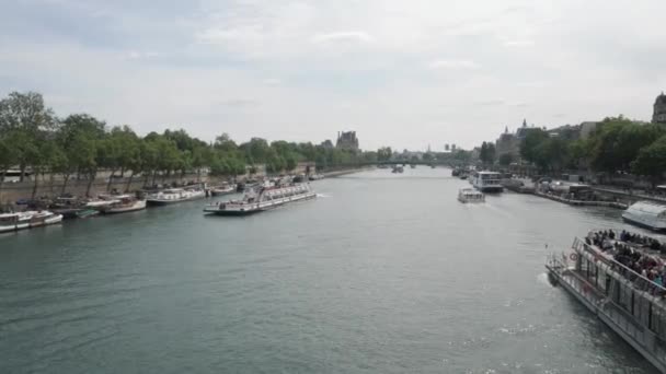 Τουριστικά πλοία πλεύσει κατά μήκος ευρύ Σηκουάνα παρελθόν Παρίσι ανάχωμα — Αρχείο Βίντεο