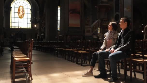 男性と女性の観光客は聖シュプルティコス教会に座る — ストック動画