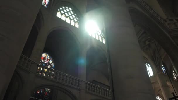 Wzdłuż ciemnego korytarza kościoła Saint-Etienne-Du-Mont — Wideo stockowe