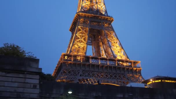 Increíble Torre Eiffel iluminada con luz dorada en París — Vídeos de Stock