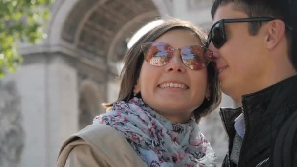Mujer positiva habla con novio cerca de arco triunfal — Vídeos de Stock
