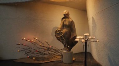 Orléans hizmetçisi ve yanan mumlar St Joan of Arc Kilisesinde