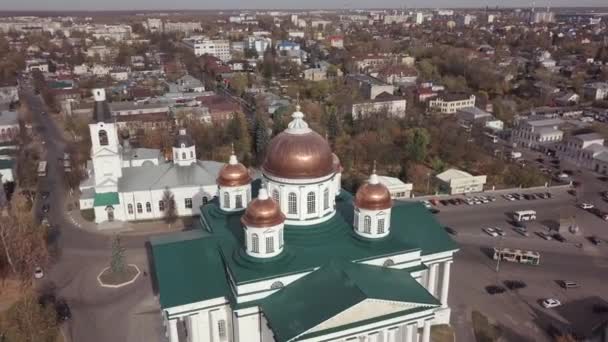Μεγάλη Ορθόδοξη εκκλησία με πράσινη οροφή και θόλους που λάμπουν — Αρχείο Βίντεο