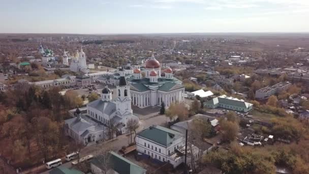 Μεγάλο συγκρότημα με χρυσούς θόλους και πράσινες εκκλησίες οροφής — Αρχείο Βίντεο