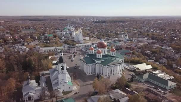 Kościół prawosławny ze złotymi kopułami i białą dzwonnicą — Wideo stockowe