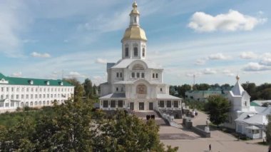 Parlayan altın kubbeli büyük kilise ve siyahlı keşişler.