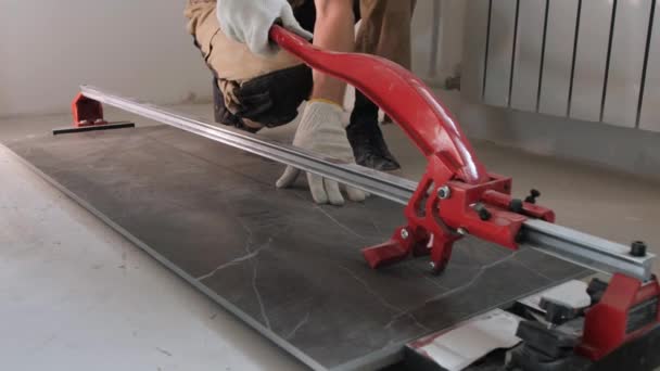 Muž stavitel řeže keramický panel s dlaždice řezačka stroje — Stock video