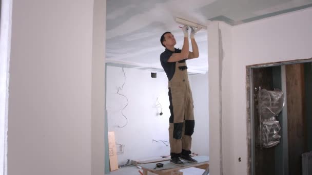 Homem construtor faz marcações em gesso fretwork com lápis — Vídeo de Stock